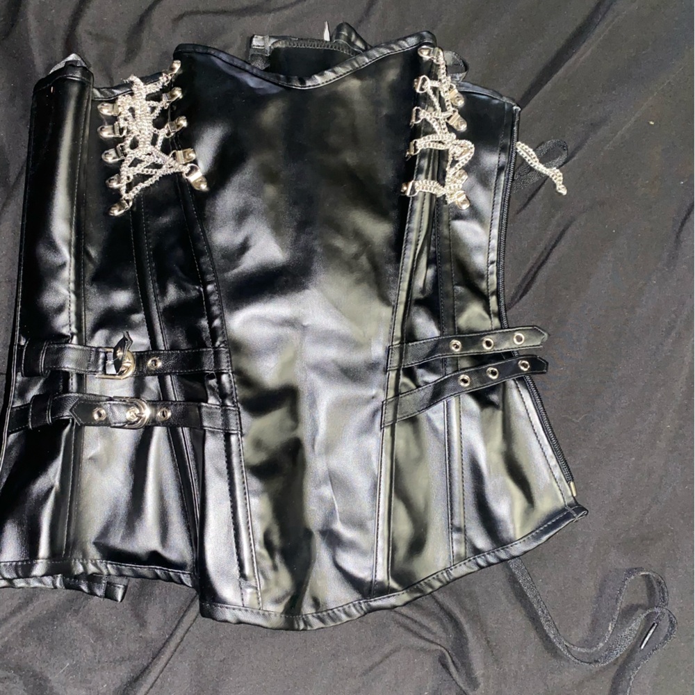 Shein pleather corset looks awesome I’m to big